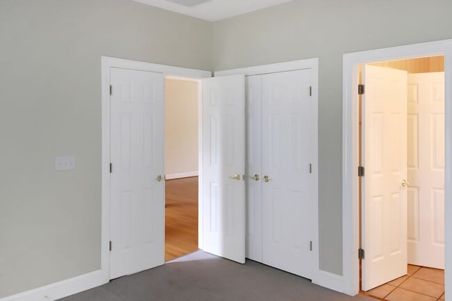 Building Photo - 5 Bedroom with Elevator
