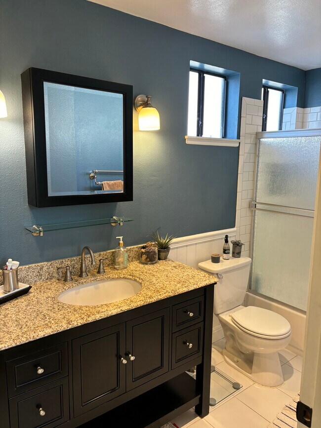 Building Photo - 10926 Bluffside Dr