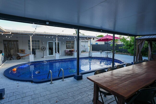Building Photo - 448 Alemeda Dr