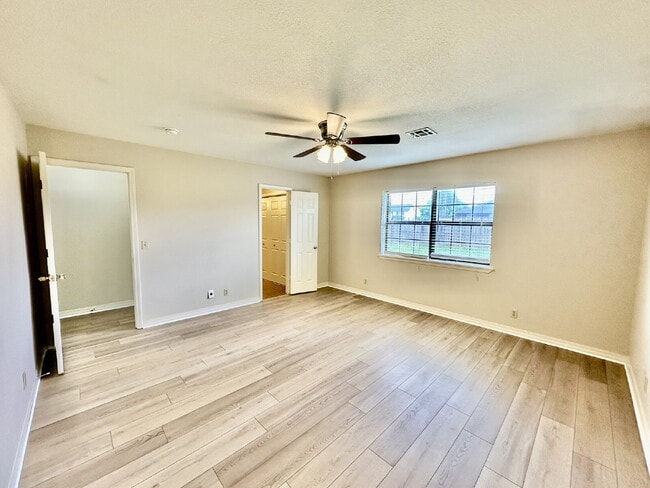 Building Photo - 2311 W Willow St
