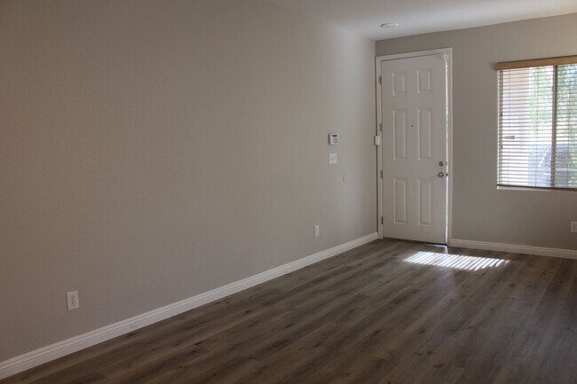 Building Photo - BEAUTIFUL 4 BEDROOM HOME WITH A POOL!