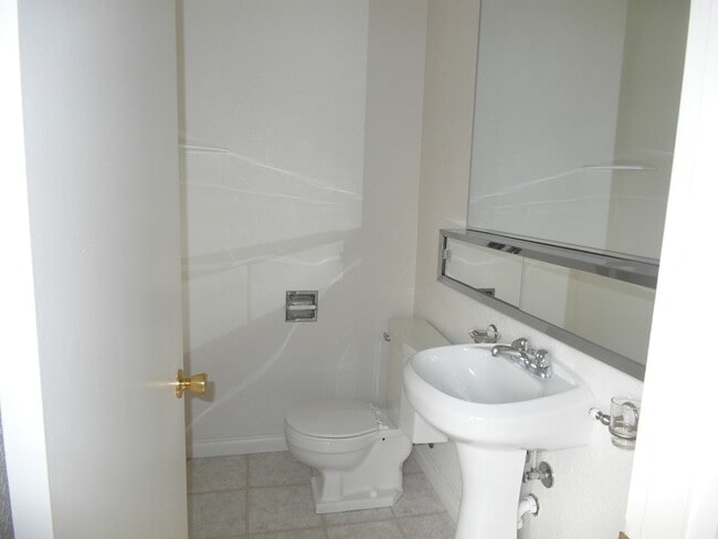 Building Photo - 3 bedroom, 1.5 bathroom duplex with Centra...