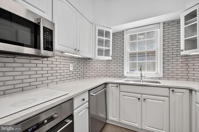 Building Photo - 1025 30th St NW