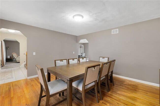 Building Photo - 42 Rollingwood Dr