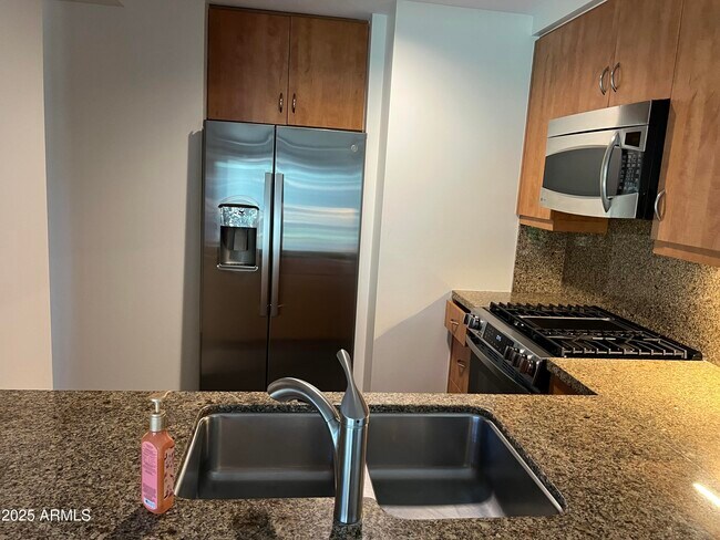 Building Photo - 7127 E Rancho Vista Dr