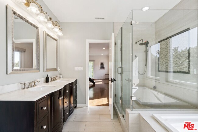 Building Photo - 956 S Longwood Ave