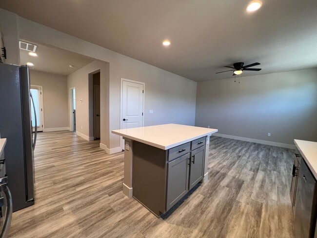 Building Photo - MUST SEE! 2/2.5/2 Townhome in Gardnerville