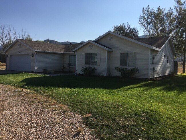 Building Photo - Spacious Home in New Harmony