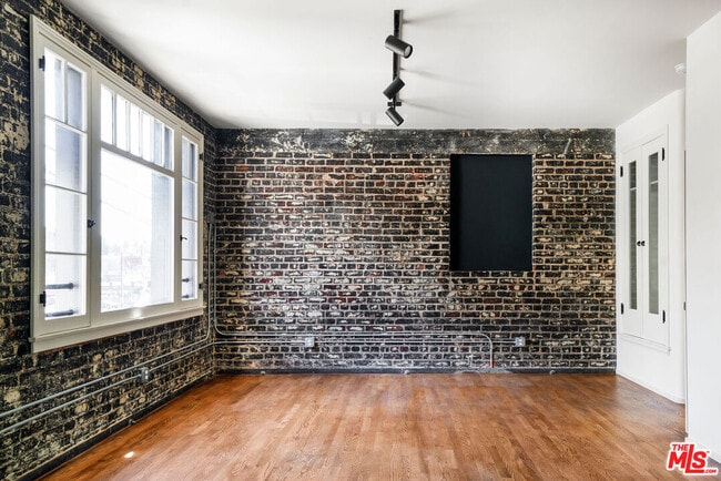 Building Photo - 3020 W Sunset Blvd