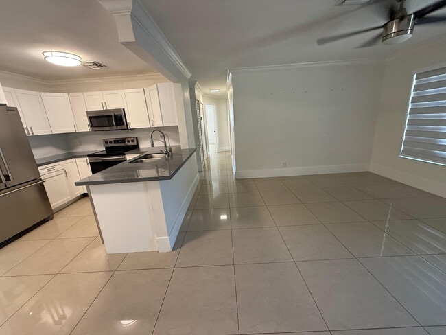 Building Photo - 2300 SW 43rd Terrace