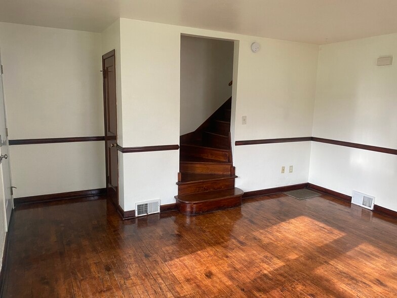 Building Photo - 430 N 4th St