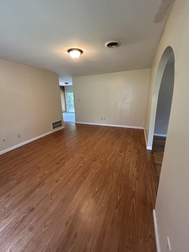 Building Photo - 811 Bahama Dr