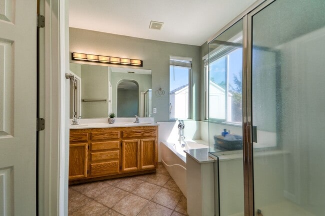 Building Photo - Stunning 4-Bedroom Home in Plumas Lake