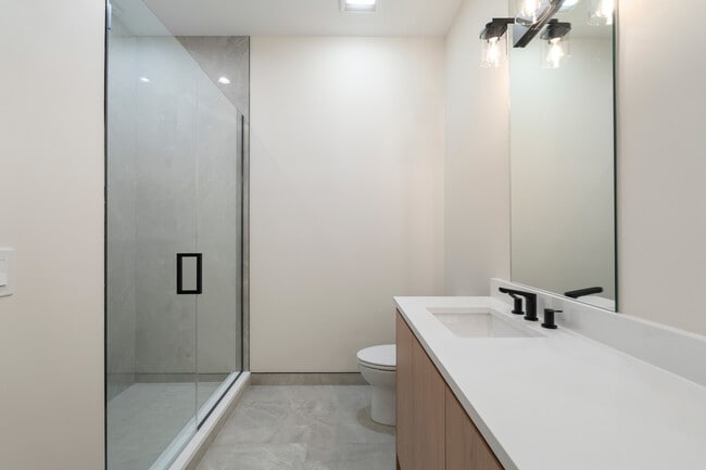 Building Photo - 416 E 50th Pl