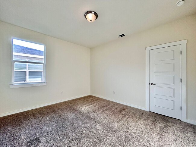 Building Photo - Spacious 4/BR 3/BA Home with Modern Upgrades