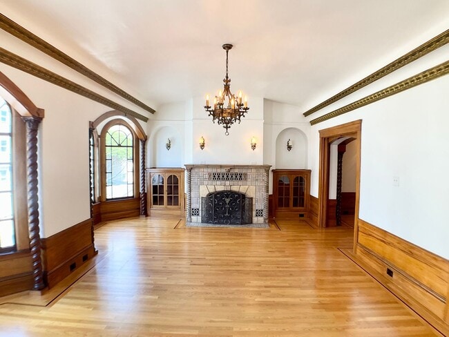Building Photo - Stunning Multi-Level 4/2.5 W/ Dining Room....