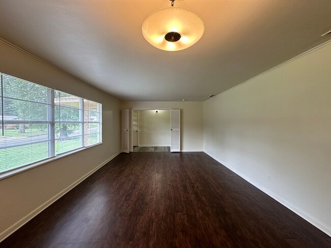 Building Photo - Beautiful 3 Bed 2 Bath in the Heart of Tyler!