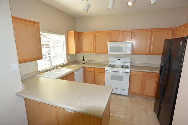 Building Photo - 1st Flr Condo 2 Bed W/Den - Gated Communit...