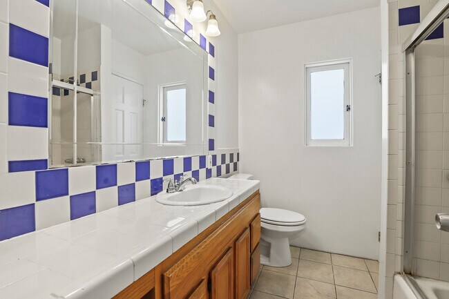 Full Bathroom (D/S) - 490 MacDonald St