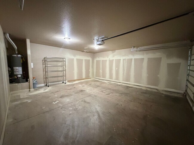 Building Photo - SPACIOUS TOWNHOME FOR RENT!