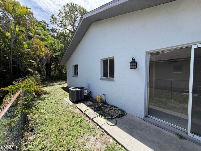 Building Photo - 929 SE 24th Ave