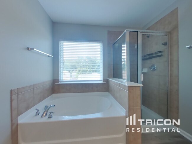 Building Photo - 383 Roseglen Dr NW