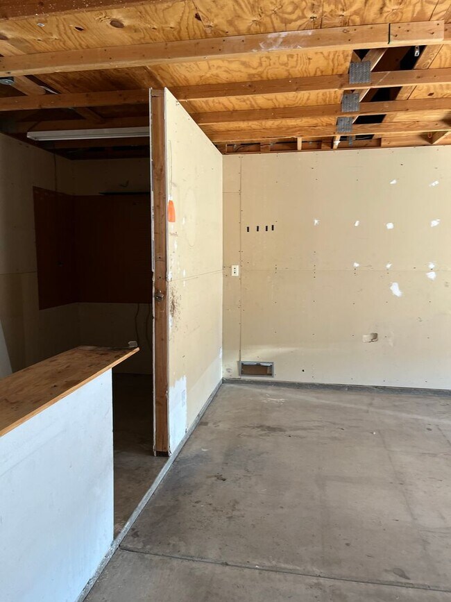 Building Photo - 3 Bedroom 2 Bathroom home Coming Soon! Available November 18, 2025!