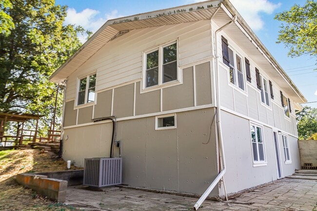 Building Photo - 181 SE State Rte 13