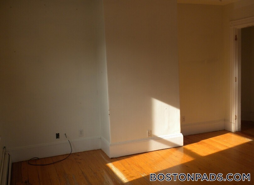 Building Photo - 339 Centre St