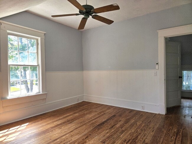 Building Photo - Move in Ready Historic Home in Downtown Cl...