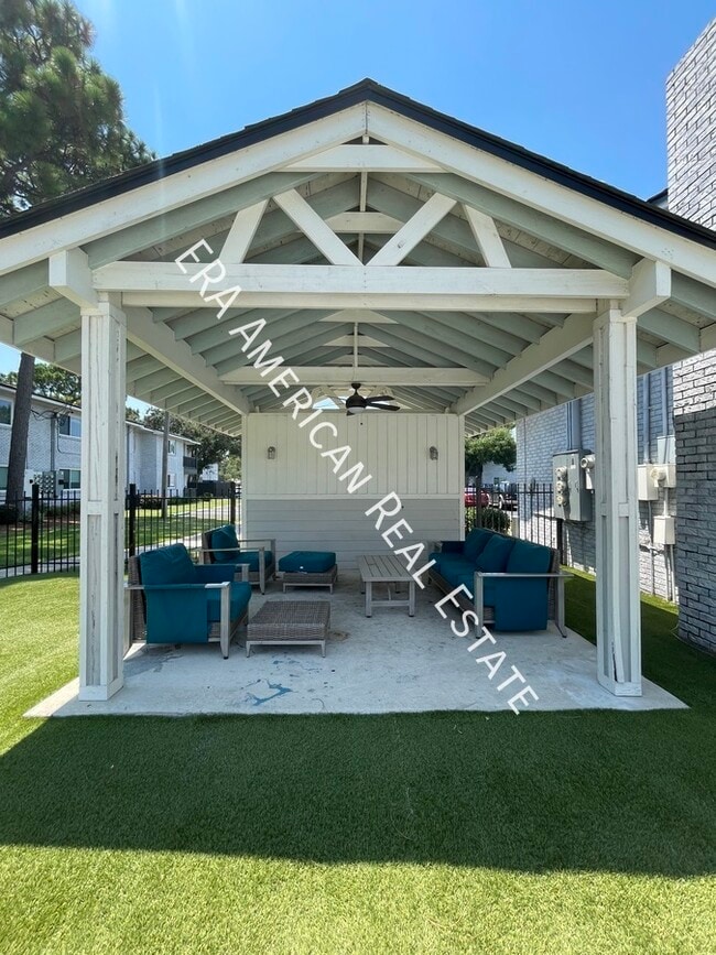 Building Photo - 613 Colonial Dr