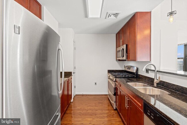 Building Photo - 1390 Kenyon St NW