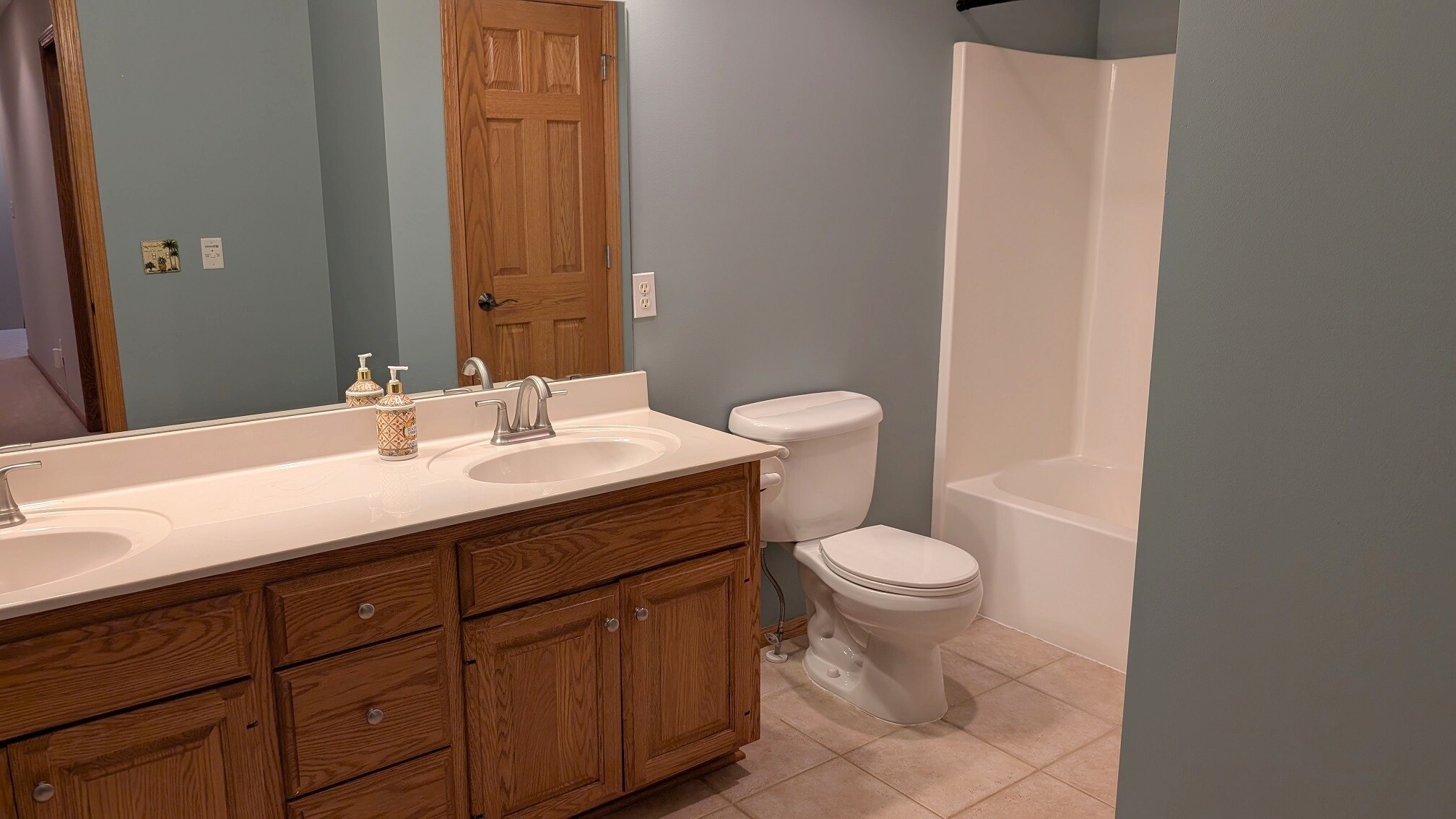 Hall bathroom - 2669 Kathleen Ln NE