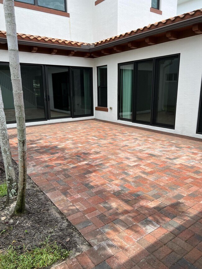 Building Photo - 1205 Faulkner Ter