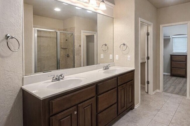 Building Photo - 832 Carol Ann Pl