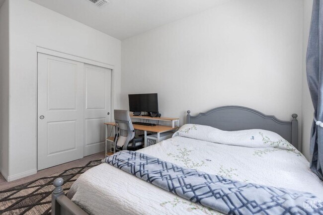 Building Photo - 4 Bed 2 Bath