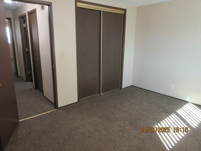 Building Photo - Spacious and very clean