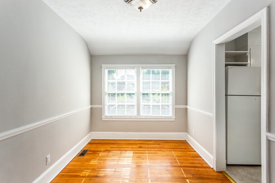 Dining room full of natural light. - 2674 Jefferson Terrace