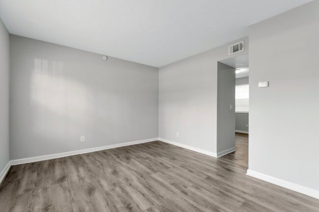 Building Photo - 4543 Moncrief Rd W