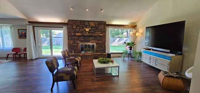 Building Photo - Contemporary Ranch in a beautiful, quiet s...