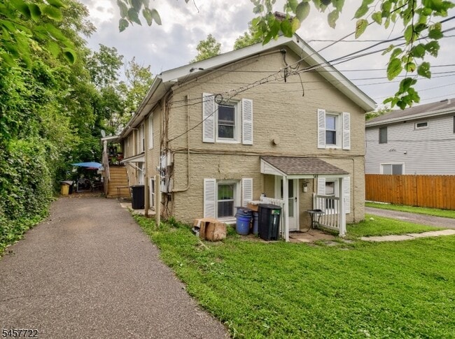 Building Photo - 148 Davenport St