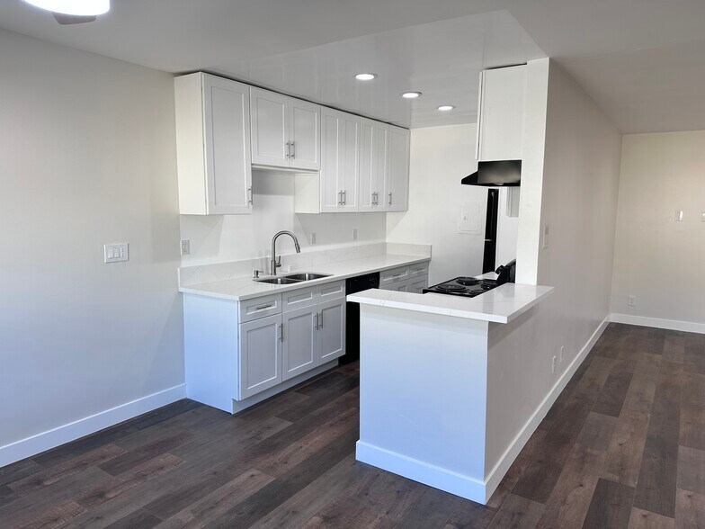 Building Photo - 5328 Newcastle Ave