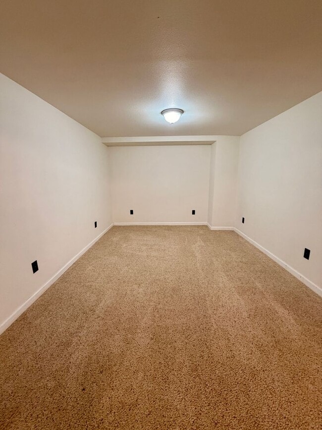 Building Photo - Amazing 3bed/2 bath with finished basement.