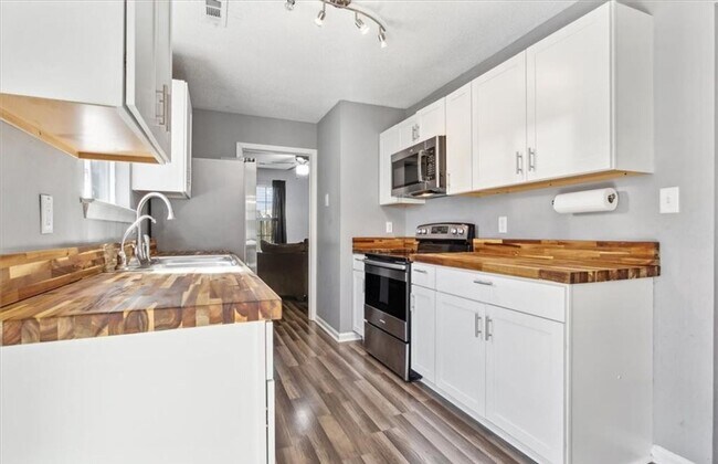 Building Photo - Spacious 4 bedroom, 2.5 bath home in Cobbl...