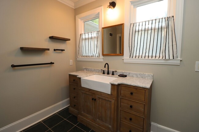 Building Photo - Updated 3 bedroom 2.5 bath home in Sherwood Forest