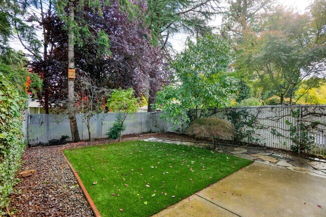 Building Photo - Fantastic Location - Beaverton 3 Bedroom, 2.5 Bath Townhome