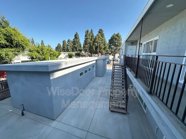 Building Photo - 10392 Lampson Ave