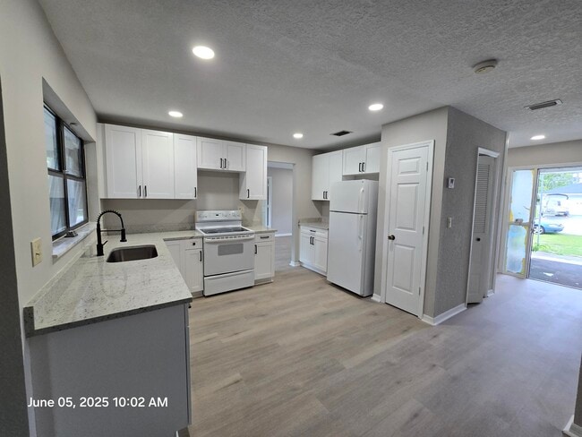 Building Photo - 427 SE Galleon Ln