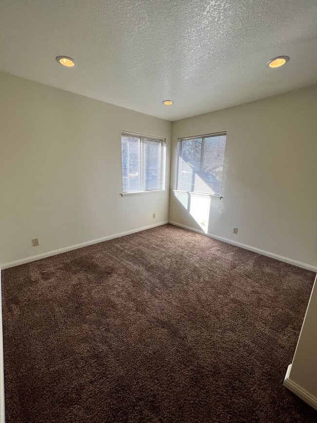 Building Photo - Three Bedroom House on Bend's West Side with RV Parking