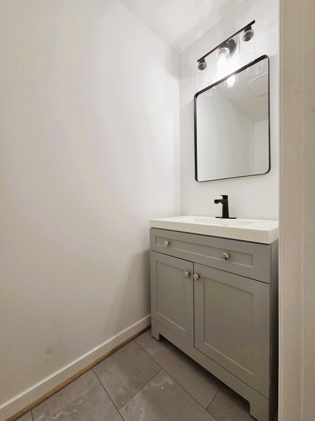 Building Photo - Large 3 story home located in Glenwood Park just minutes from downtown Richmond